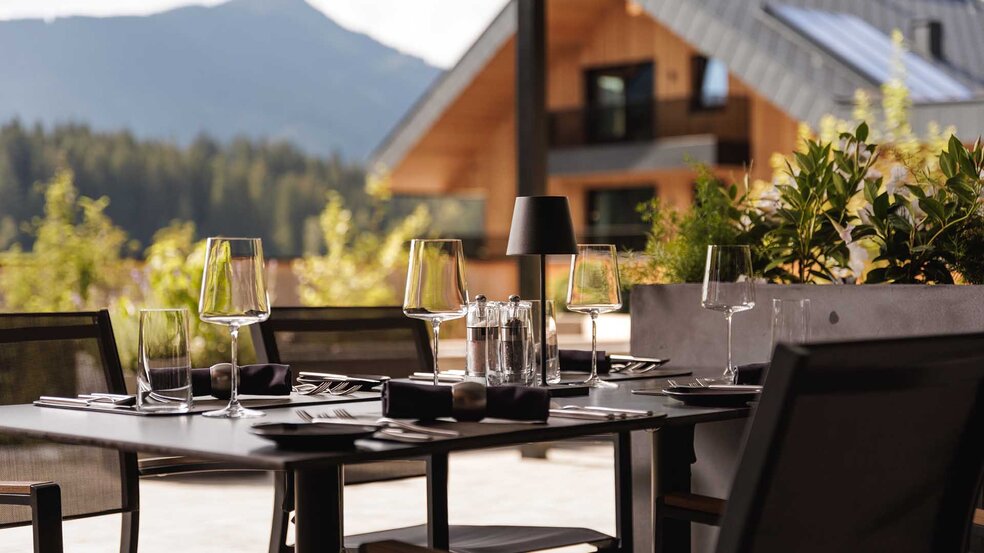 Außenansicht-002-Terrasse-Alpenhotel-Kitzbuehel-Schwarzsee