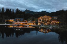 Hotel-Herbst-Drohne-3-Alpenhotel-Kitzbuehel-Schwarzsee
