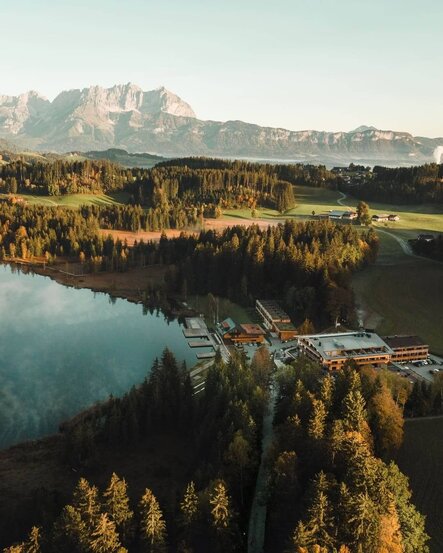 Hotel-Herbst22-Drohne-4-Alpenhotel-Kitzbuehel-Schwarzsee