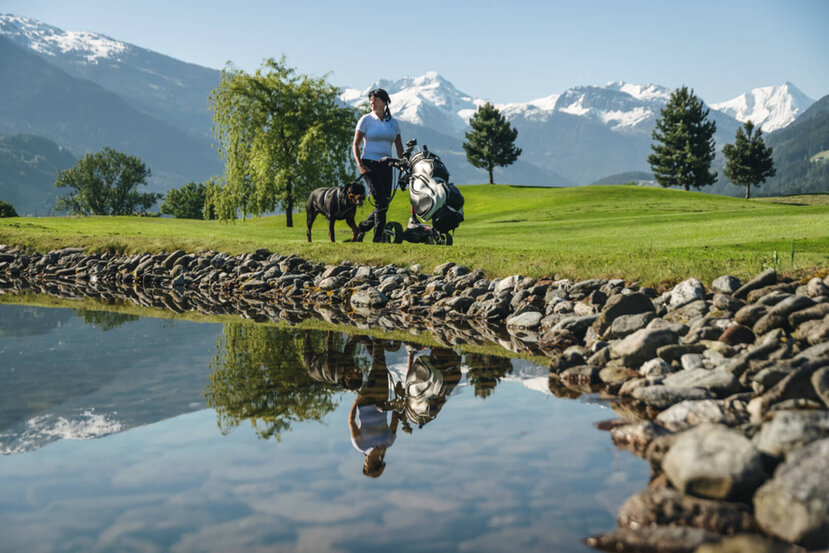 Golfen-mit-Hund-Sommer-1-Alpenhotel-Kitzbuehel-Schwarzsee