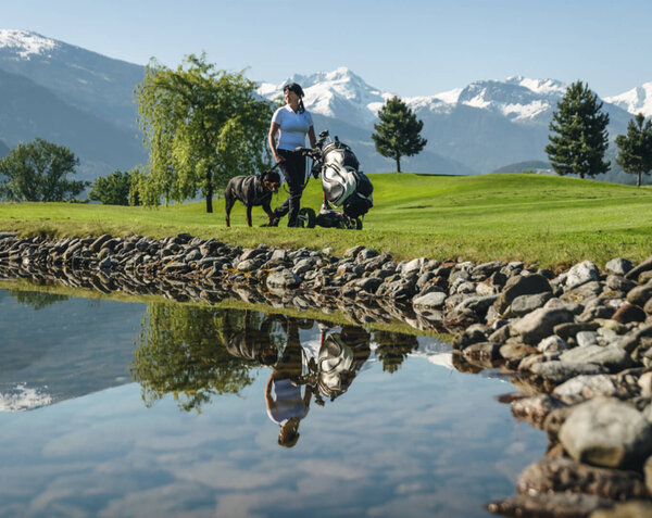 Golfen-mit-Hund-Sommer-1-Alpenhotel-Kitzbuehel-Schwarzsee