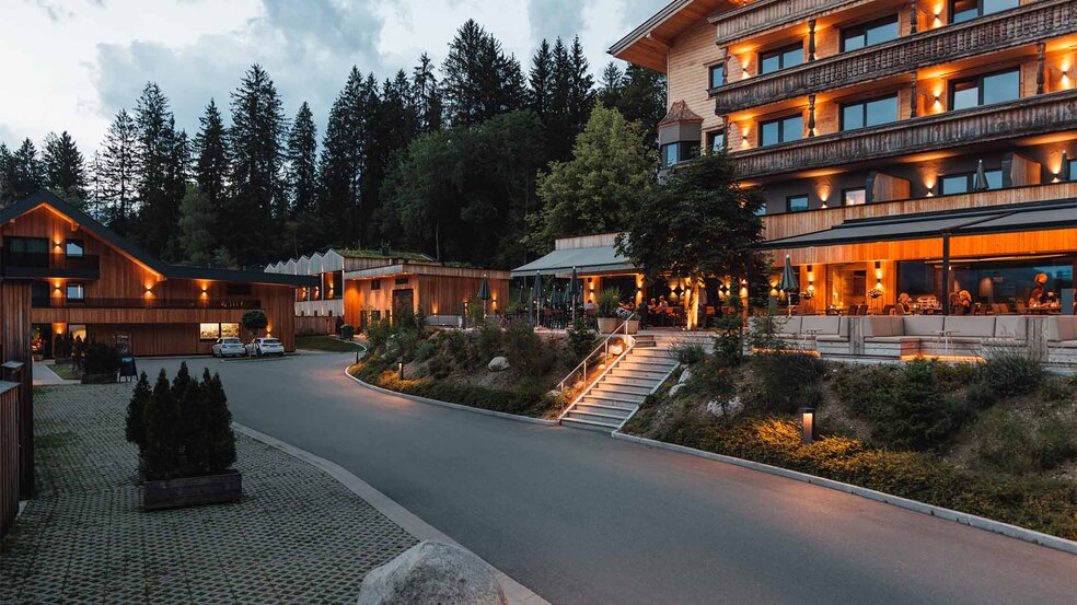 Außenansicht-Terrasse-Alpenhotel-Kitzbuehel-Schwarzsee