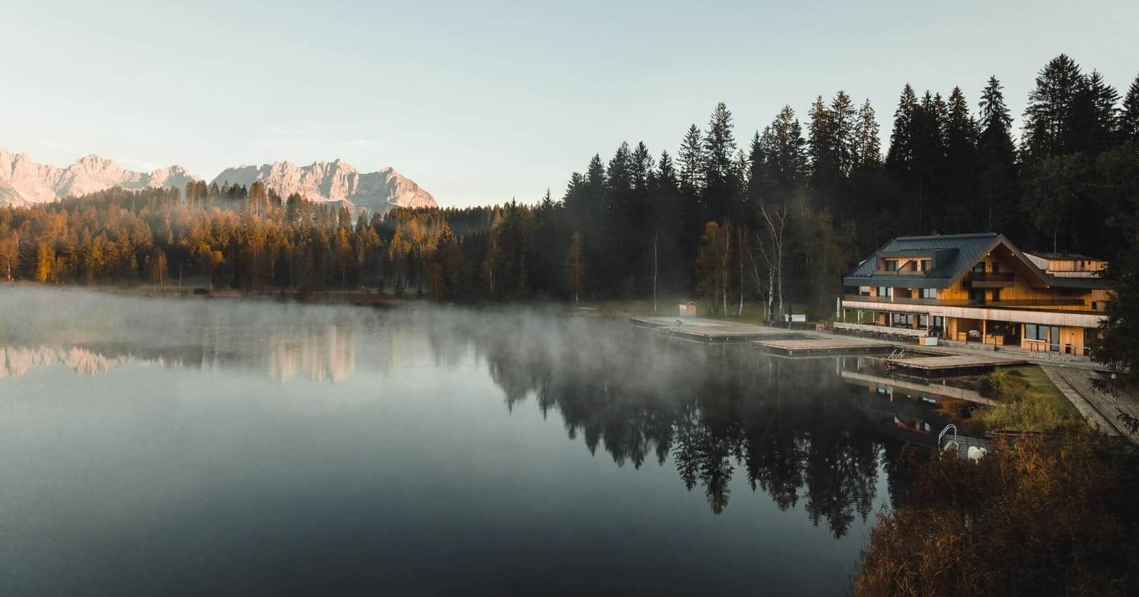 Hotel-Herbst22-Drohne-1-Alpenhotel-Kitzbuehel-Schwarzsee