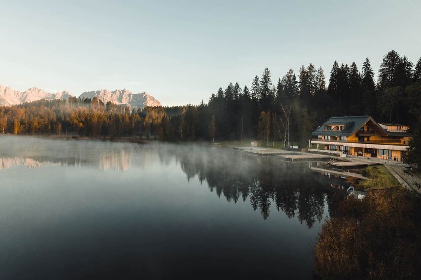 Hotel-Herbst22-Drohne-1-Alpenhotel-Kitzbuehel-Schwarzsee