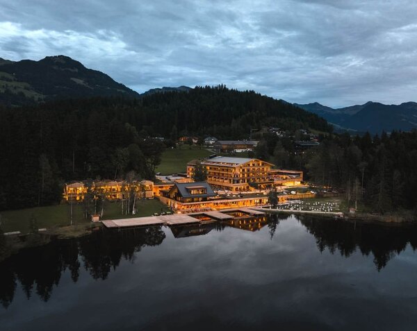 Hotel-Herbst-Drohne-1-Alpenhotel-Kitzbühel-Schwarzsee