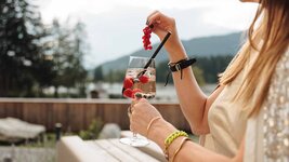 Drink-1-Terrasse-Alpenhotel-Kitzbuehel-Schwarzsee