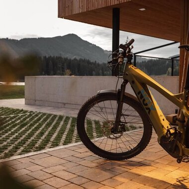 E-Bike-Herbst-Alpenhotel-Kitzbuehel-Schwarzsee