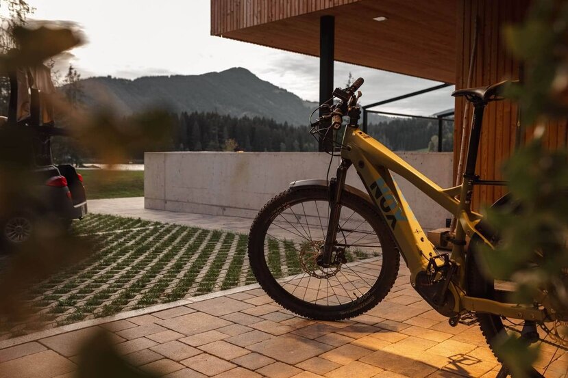 E-Bike-Herbst-Alpenhotel-Kitzbühel-Schwarzsee