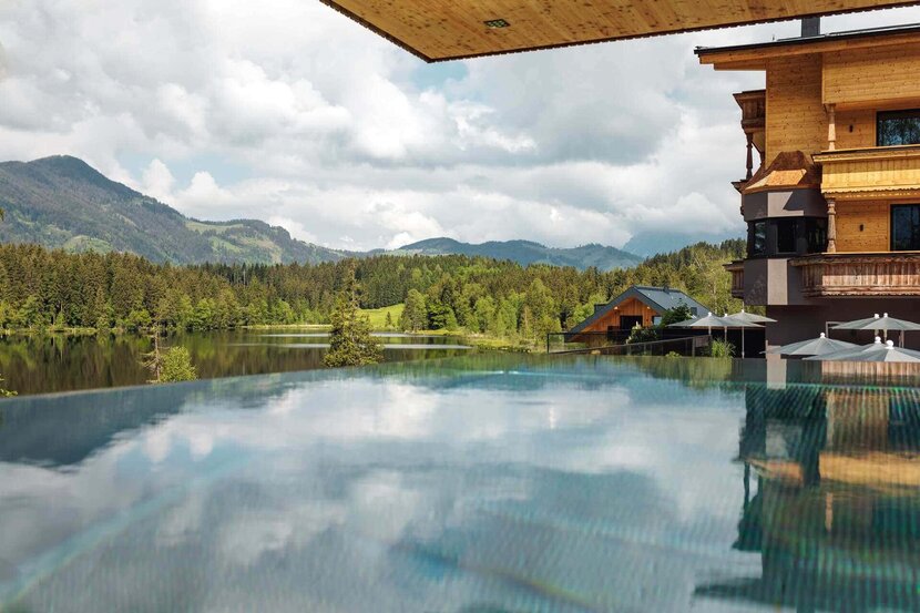 Infinity Pool-Fruehling-2-1-1-Alpenhotel-Kitzbuehel-Schwarzsee