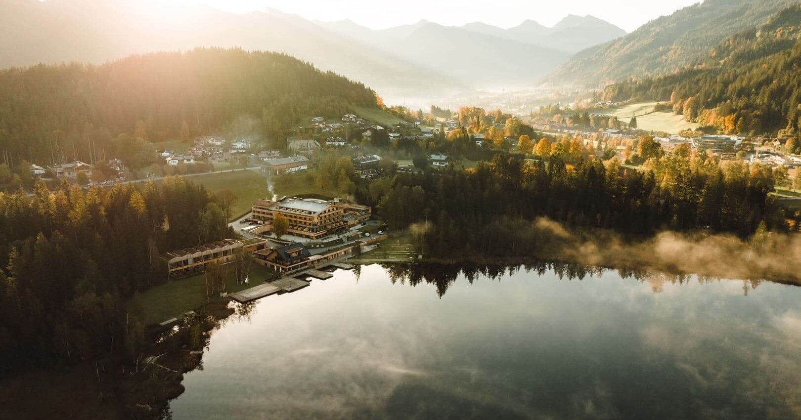Hotel-Herbst22-Drohne-2-Alpenhotel-Kitzbuehel-Schwarzsee