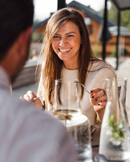 Lifestyle-2-Terrasse-Alpenhotel-Kitzbuehel-Schwarzsee