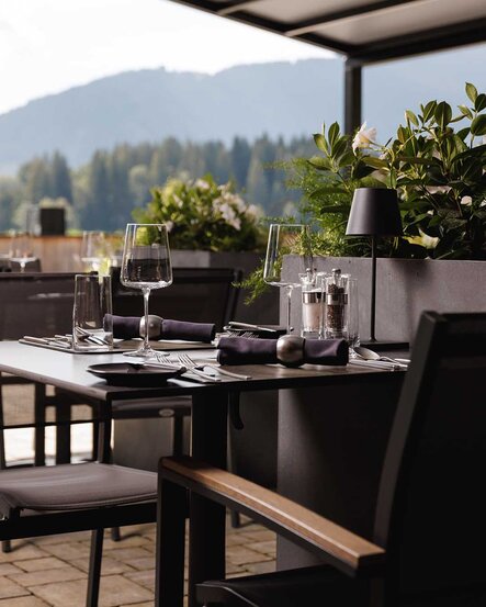 Außenansicht-001-Terrasse-Alpenhotel-Kitzbuehel-Schwarzsee
