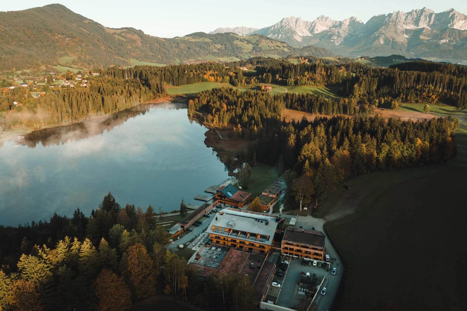 Hotel-Herbst22-Drohne-5-Alpenhotel-Kitzbuehel-Schwarzsee