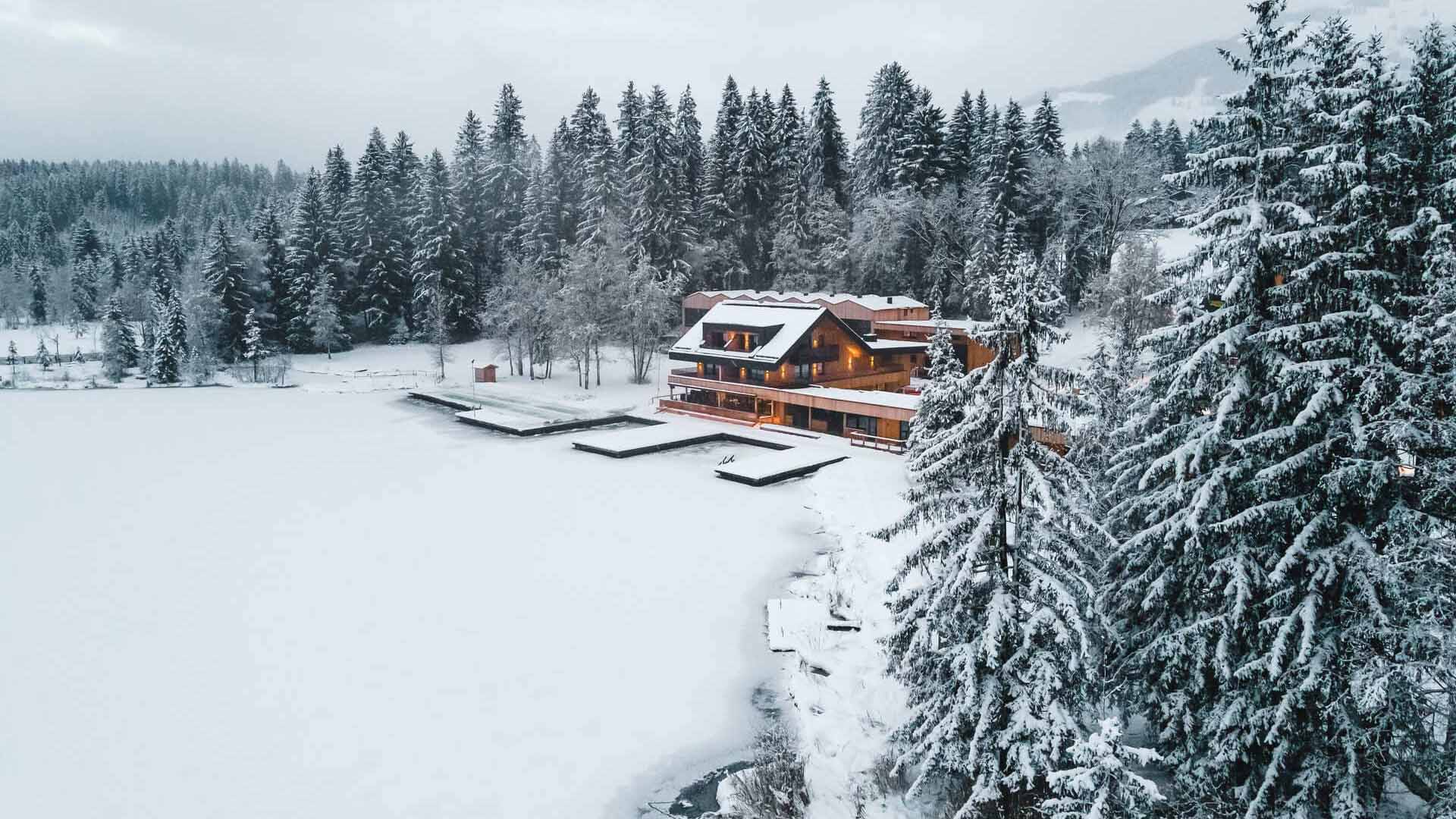 Hotel-Winterdrohne-1-Alpenhotel-Kitzbuehel-Schwarzsee